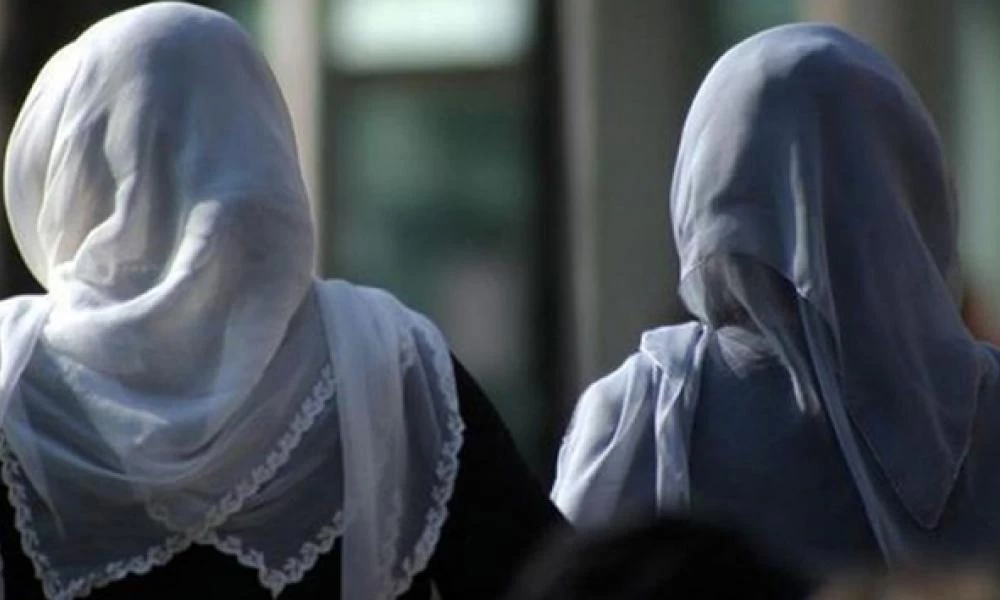 Απαγόρευση μαντίλας για κορίτσια κάτω των 18 ετών στη Γαλλία